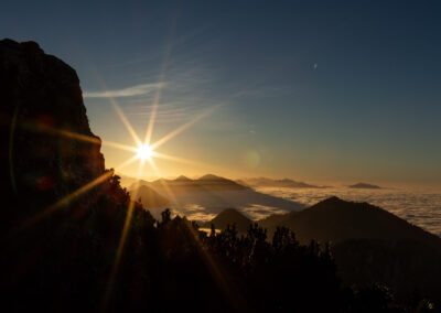 Abendlich auf einem Berg mit Sonne.
