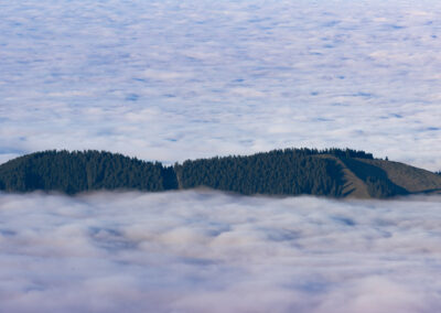 Wolkenmeer und ein Berg.