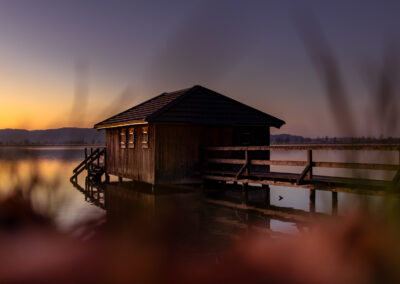 Hütte im Wasser mit Berge.