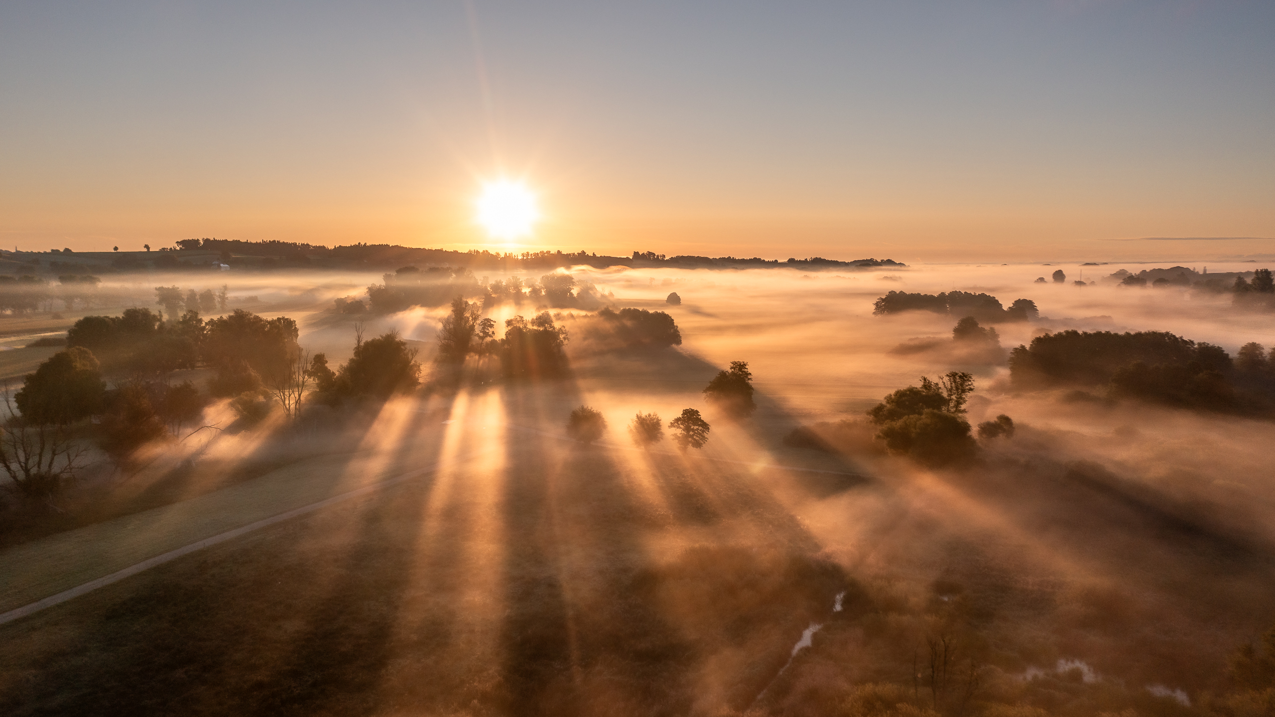 Isental am Morgen mit Nebel Nebelstimmung am Morgen mit Sonnenstrahlen.