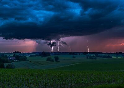 Gewitterstimmung mit Blitze und Abendrot.